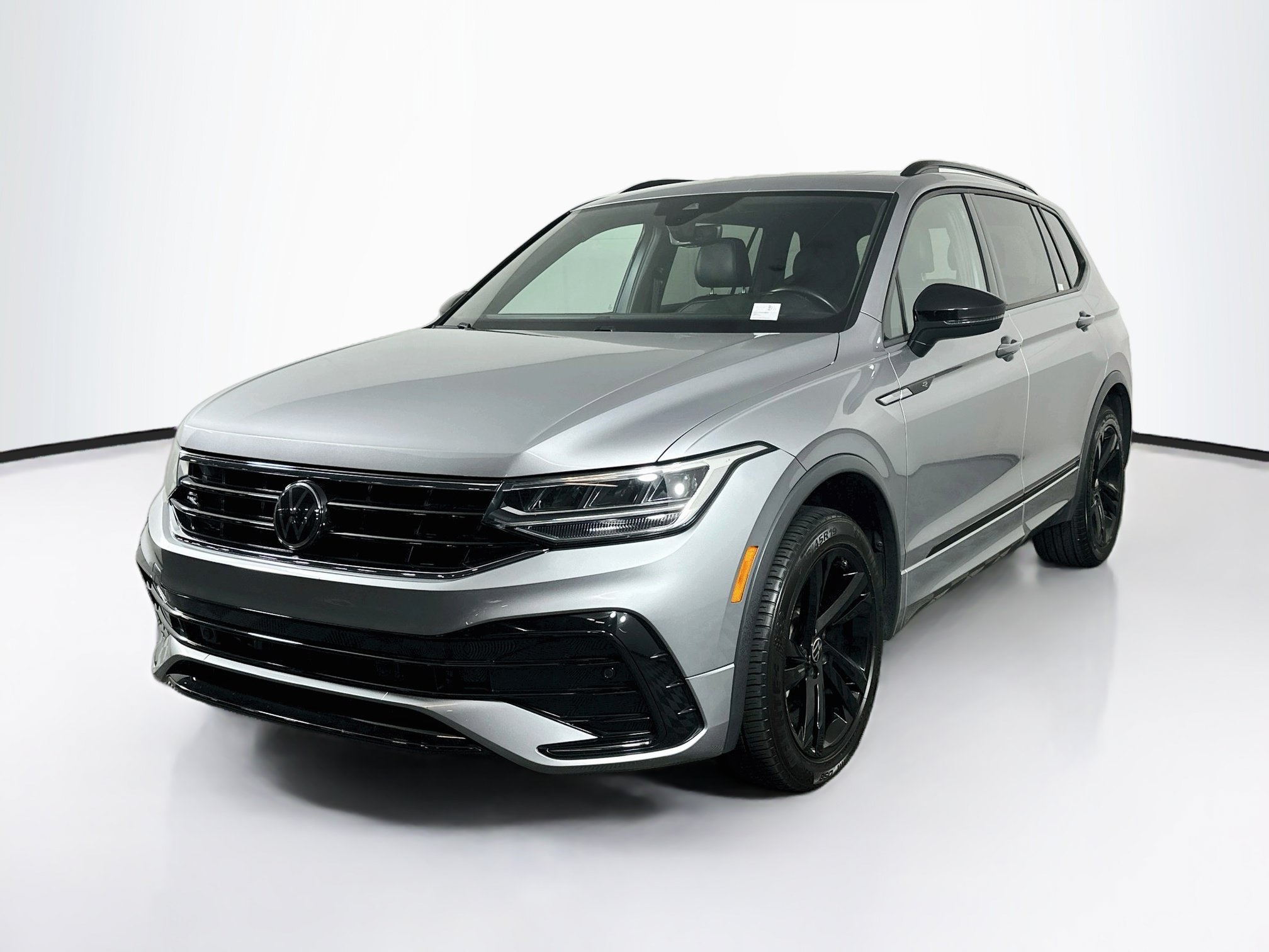 Used 2023 Volkswagen Tiguan SE R-Line FWD image 3