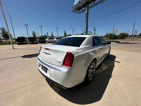 Used 2018 Chrysler 300 Touring L RWD image 5