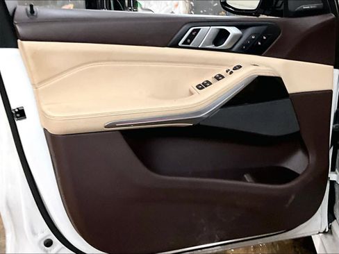 Used 2019 BMW X5 xDrive50i w/ M Sport Package image 25