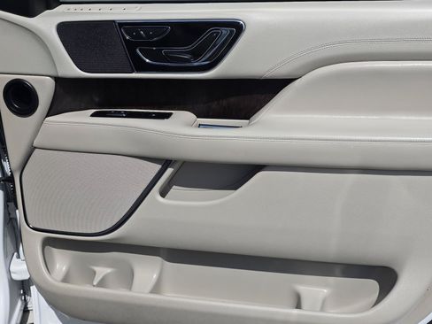 Used 2018 Lincoln Navigator L Select w/ Technology Package RWD image 18