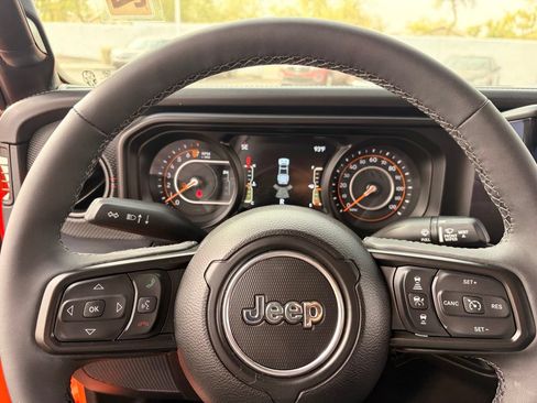 Used 2025 Jeep Gladiator Rubicon AWD/4WD image 28