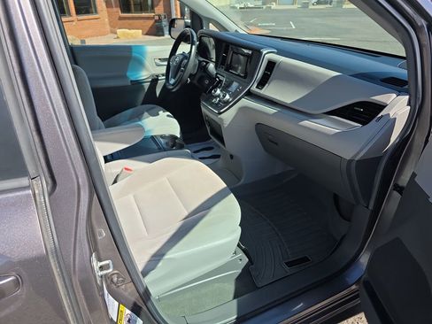 Used 2015 Toyota Sienna LE AWD/4WD image 31