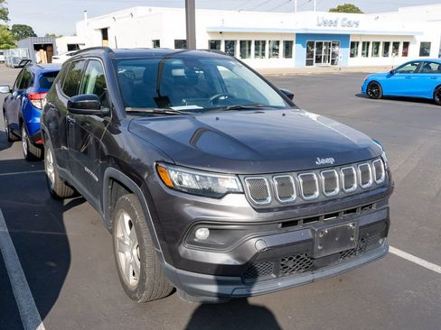 Used 2022 Jeep Compass Latitude AWD/4WD image 3
