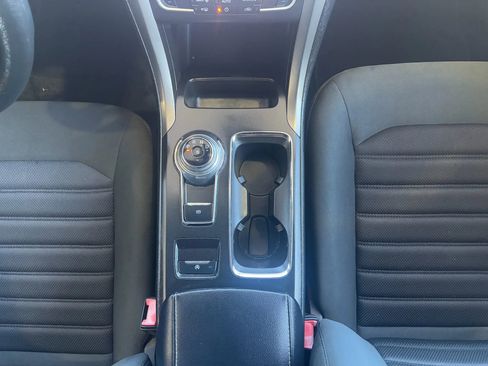 Used 2019 Ford Fusion SE image 18