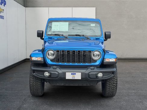 Used 2025 Jeep Gladiator Sport AWD/4WD image 8