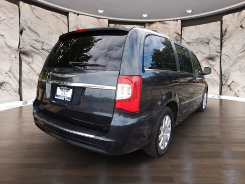 Used 2014 Chrysler Town & Country Touring FWD image 5
