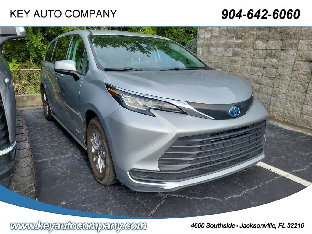 Used 2021 Toyota Sienna LE FWD image 1
