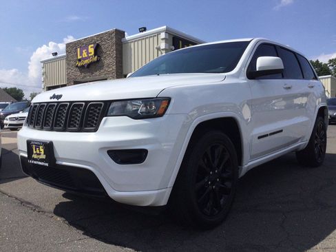 Used 2019 Jeep Grand Cherokee Altitude AWD/4WD image 2