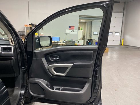 Used 2018 Nissan Titan SV image 24