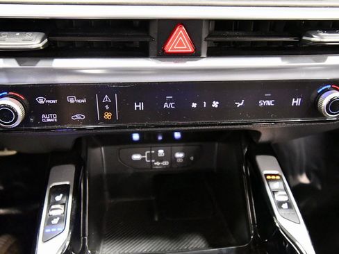 Certified 2025 Kia Sorento SX image 26