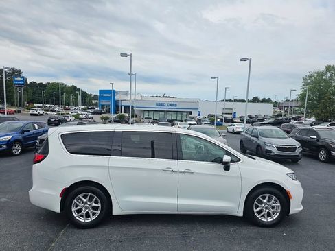 Used 2023 Chrysler Pacifica Touring-L FWD image 9