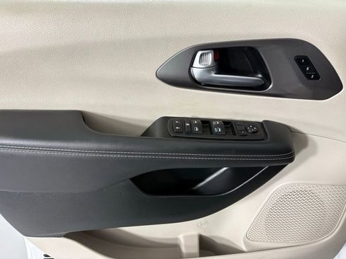 Used 2024 Chrysler Pacifica Touring-L image 19