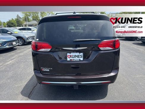 Used 2018 Chrysler Pacifica Touring-L FWD image 8