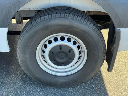 Used 2021 Mercedes-Benz Sprinter 144 Cargo image 10