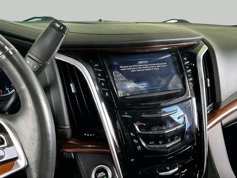 Used 2017 Cadillac Escalade Luxury AWD/4WD image 6