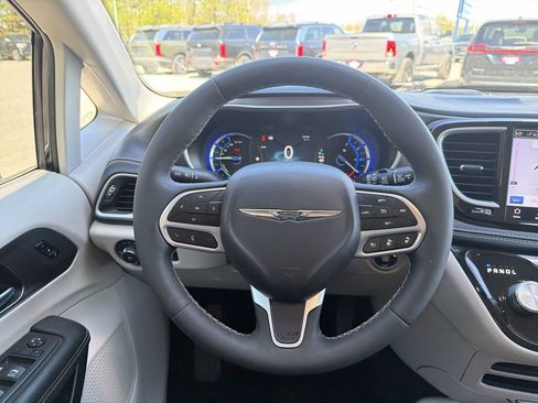 Used 2024 Chrysler Pacifica Limited FWD image 14
