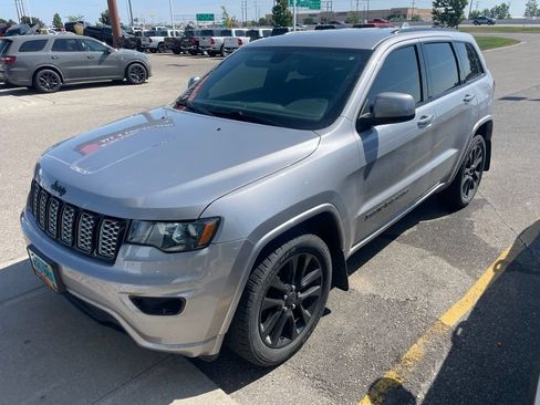 Used 2018 Jeep Grand Cherokee Altitude AWD/4WD image 3
