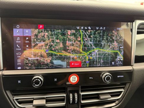 Certified 2026 Porsche Macan AWD/4WD image 9