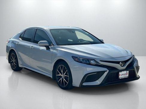 Certified 2022 Toyota Camry SE image 3