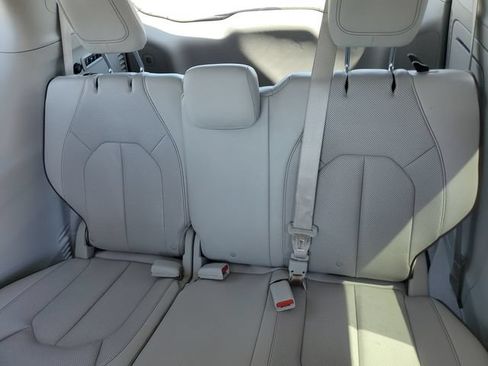 Used 2017 Chrysler Pacifica Limited FWD image 8