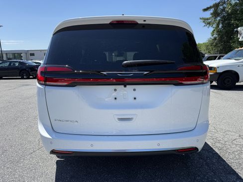 New 2027 Chrysler Pacifica Select FWD image 6