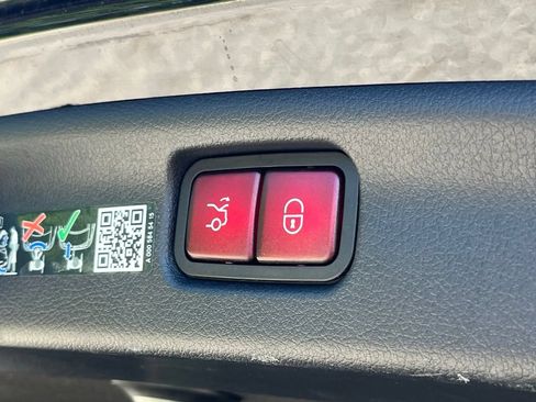 Used 2025 Mercedes-Benz C 300 4MATIC Sedan image 25