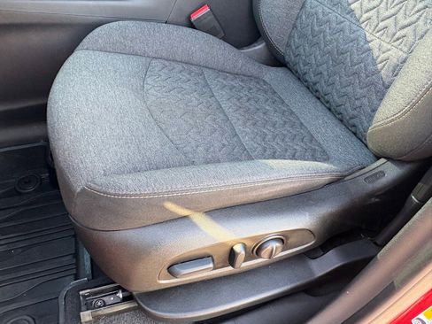 Used 2023 Chevrolet Equinox LT image 32