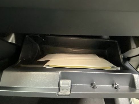 Used 2025 Volvo XC40 B5 Plus image 29