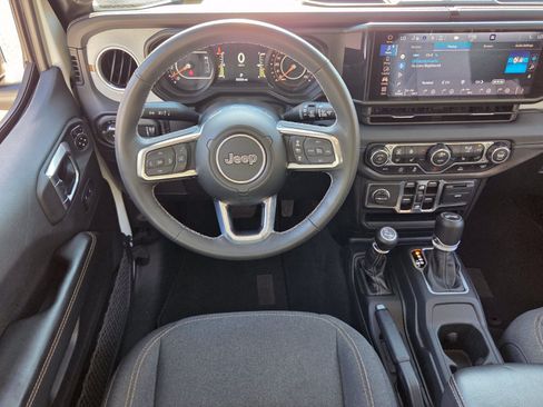 Used 2025 Jeep Wrangler Unlimited Sahara AWD/4WD image 14