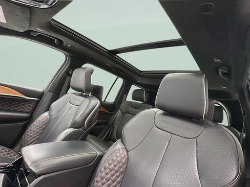 Used 2023 Jeep Grand Cherokee Summit AWD/4WD image 18