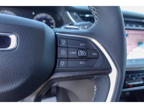 Used 2025 Jeep Grand Cherokee Limited w/ Luxury Tech Group II AWD/4WD image 16