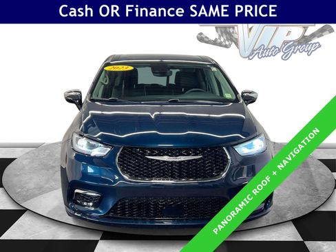 Used 2023 Chrysler Pacifica Limited w/ Uconnect Theater Family Group FWD image 5