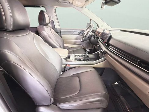 Used 2025 Kia Carnival EX FWD image 37