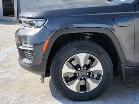 Used 2023 Jeep Grand Cherokee 4WD 4xe image 9