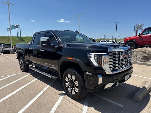 Used 2024 GMC Sierra 2500 Denali w/ Denali Reserve Package AWD/4WD image 3