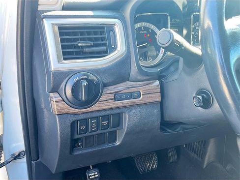 Used 2018 Nissan Titan SL image 10