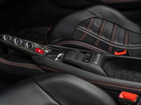 Used 2022 Ferrari F8 Tributo image 87