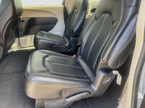 Used 2023 Chrysler Pacifica Touring-L FWD image 16