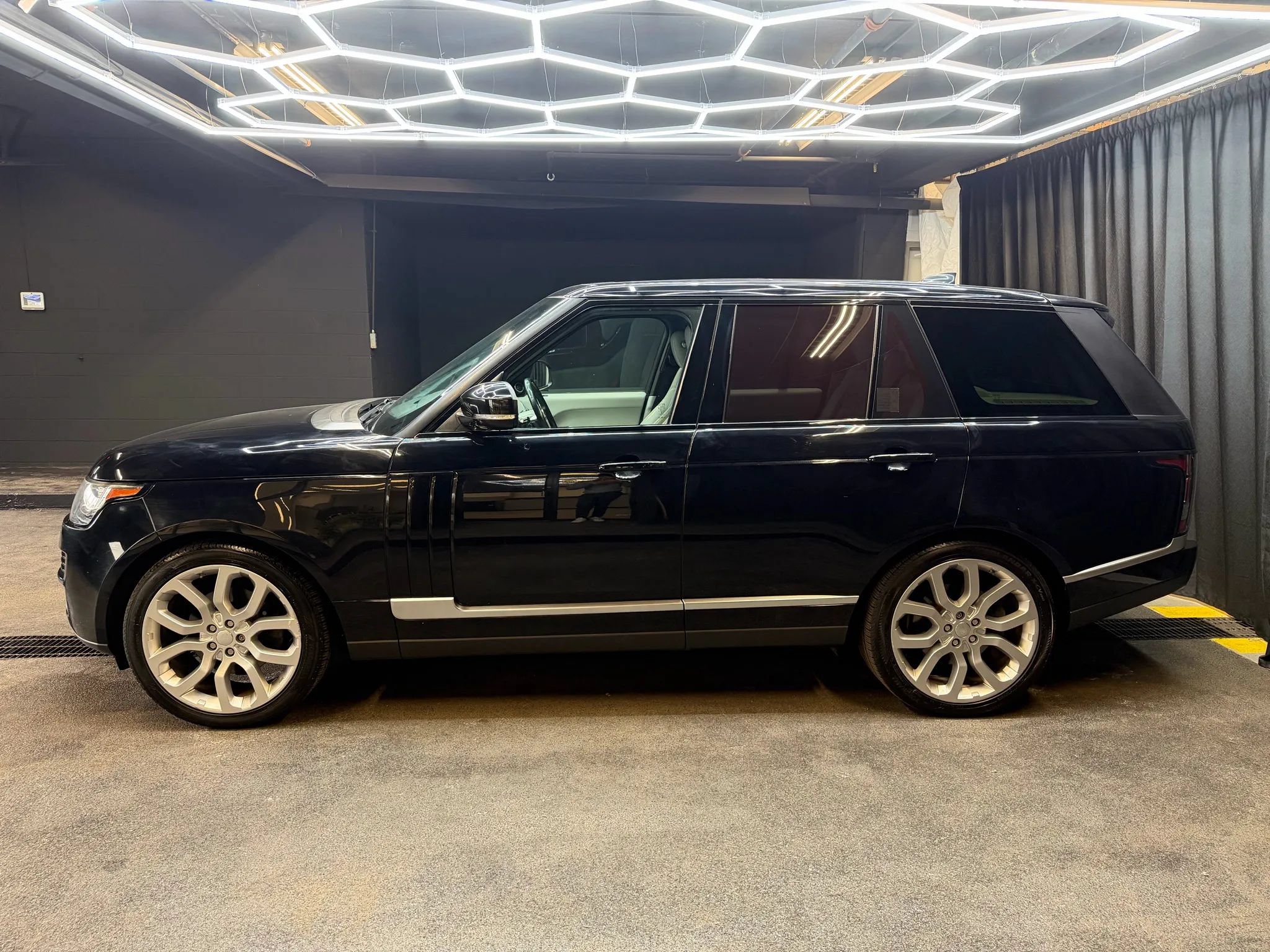 Used 2017 Land Rover Range Rover HSE AWD/4WD image 4