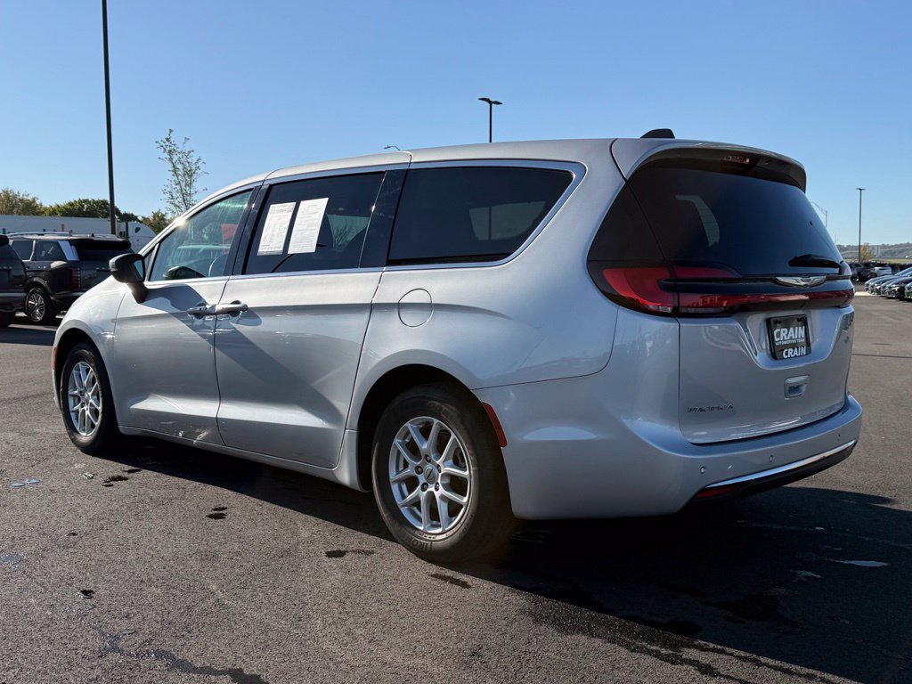 Used 2023 Chrysler Pacifica Touring-L FWD image 8