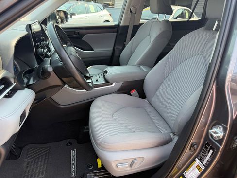 Used 2021 Toyota Highlander LE FWD image 8
