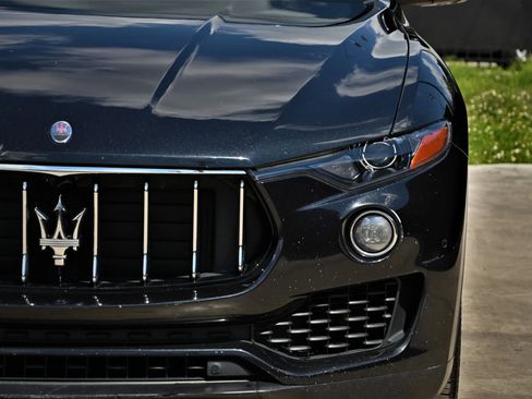 Used 2017 Maserati Levante AWD/4WD image 11