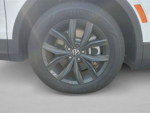 Used 2024 Volkswagen Tiguan SE FWD image 9