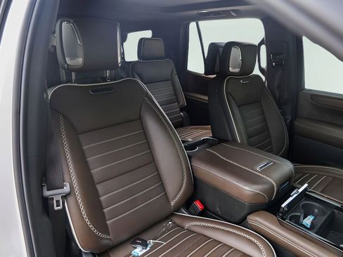 Used 2025 GMC Yukon Denali Ultimate w/ LPO, Floor Liner Package AWD/4WD image 35