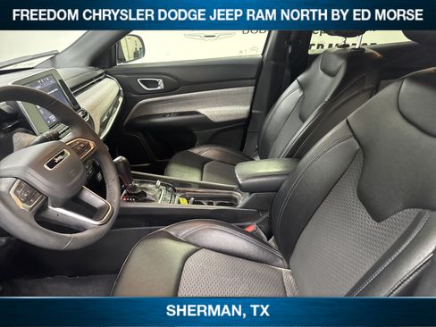 Used 2025 Jeep Compass Latitude AWD/4WD image 7
