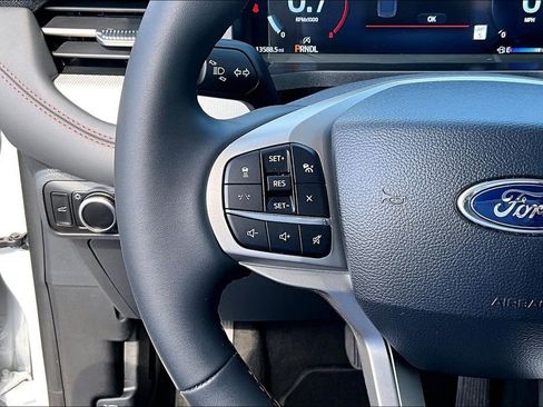 Used 2025 Ford Explorer Active AWD/4WD image 26