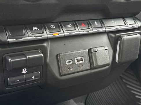 Used 2025 Chevrolet Silverado 1500 Custom Trail Boss w/ Dark Appearance Package AWD/4WD image 34