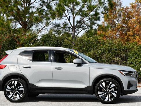 Used 2025 Volvo XC40 B5 Ultra image 8