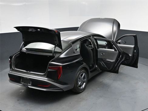 New 2025 Kia K4 LXS image 17