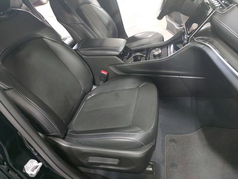 Used 2023 Jeep Grand Cherokee Altitude AWD/4WD image 10
